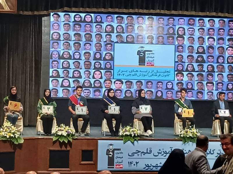 زهرا عارفی فرزندجیرفت در مراسم تجلیل از نخبگان کنکور 402